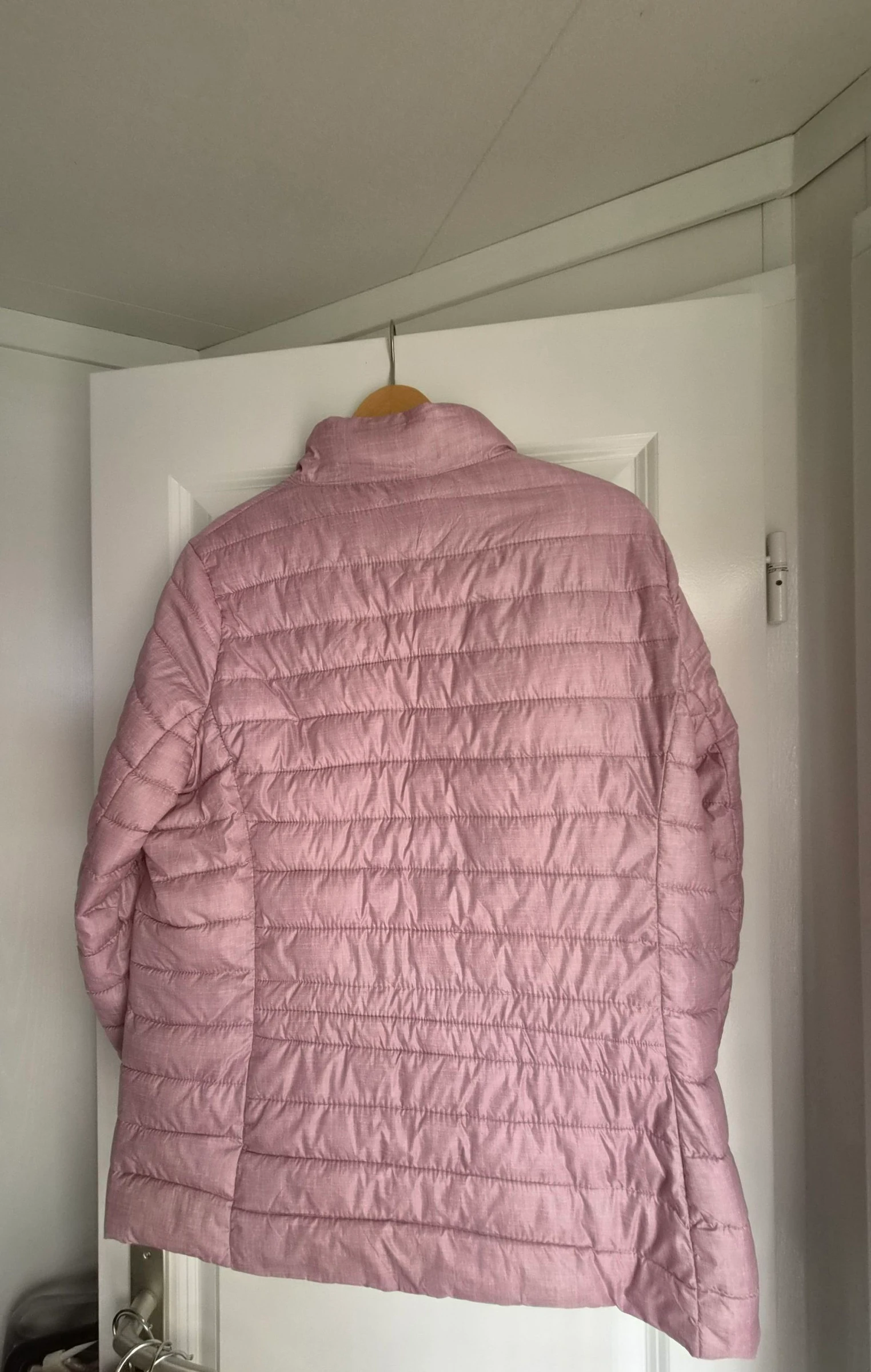 Hermosa chaqueta ligera acolchada para mujer en un bonito color rosa antiguo - talla 44 – photo 2